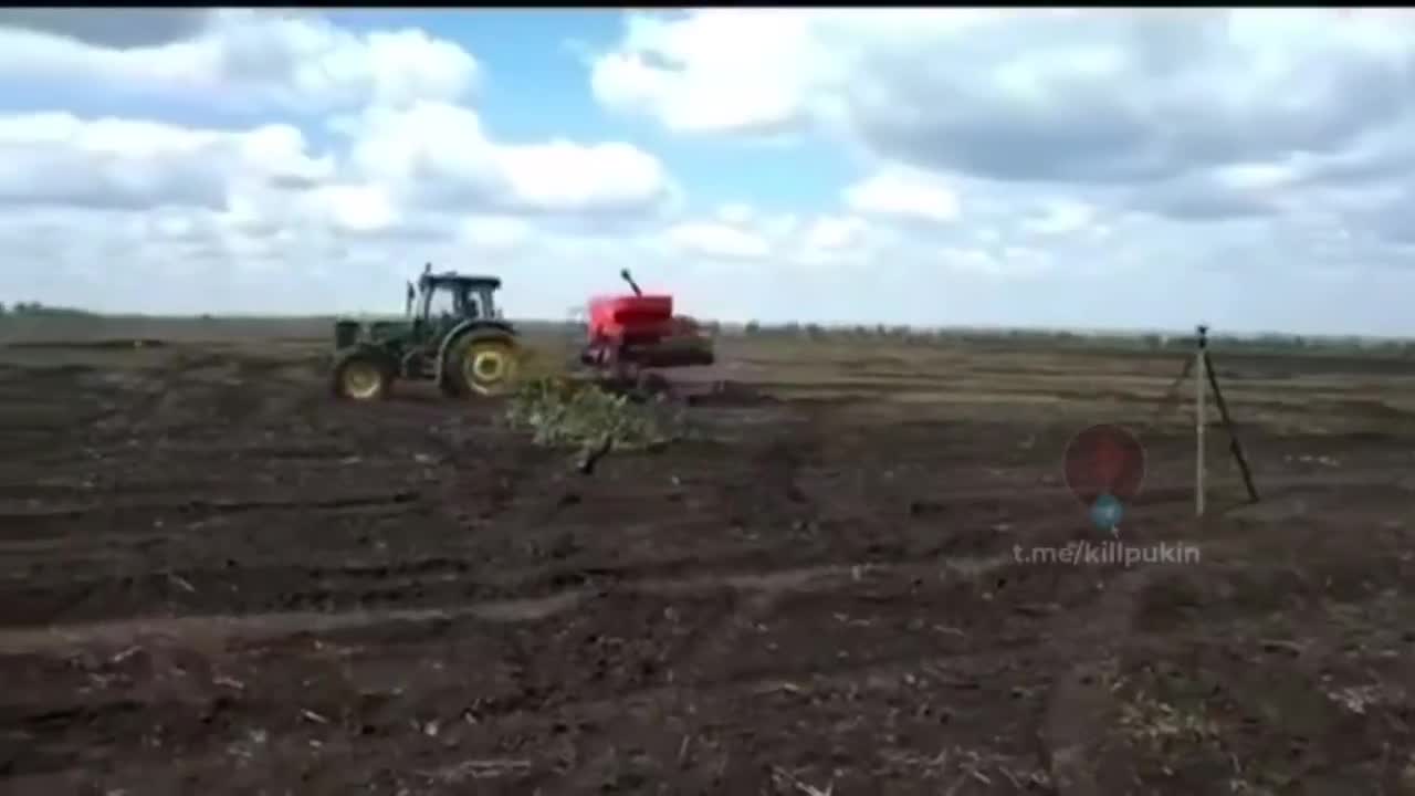 На востоке Украины трактор в поле прикрывают САУ | Видео | OBOZ.UA