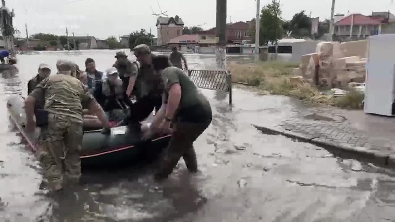 Голая Пристань уходит под воду | Видео | OBOZ.UA