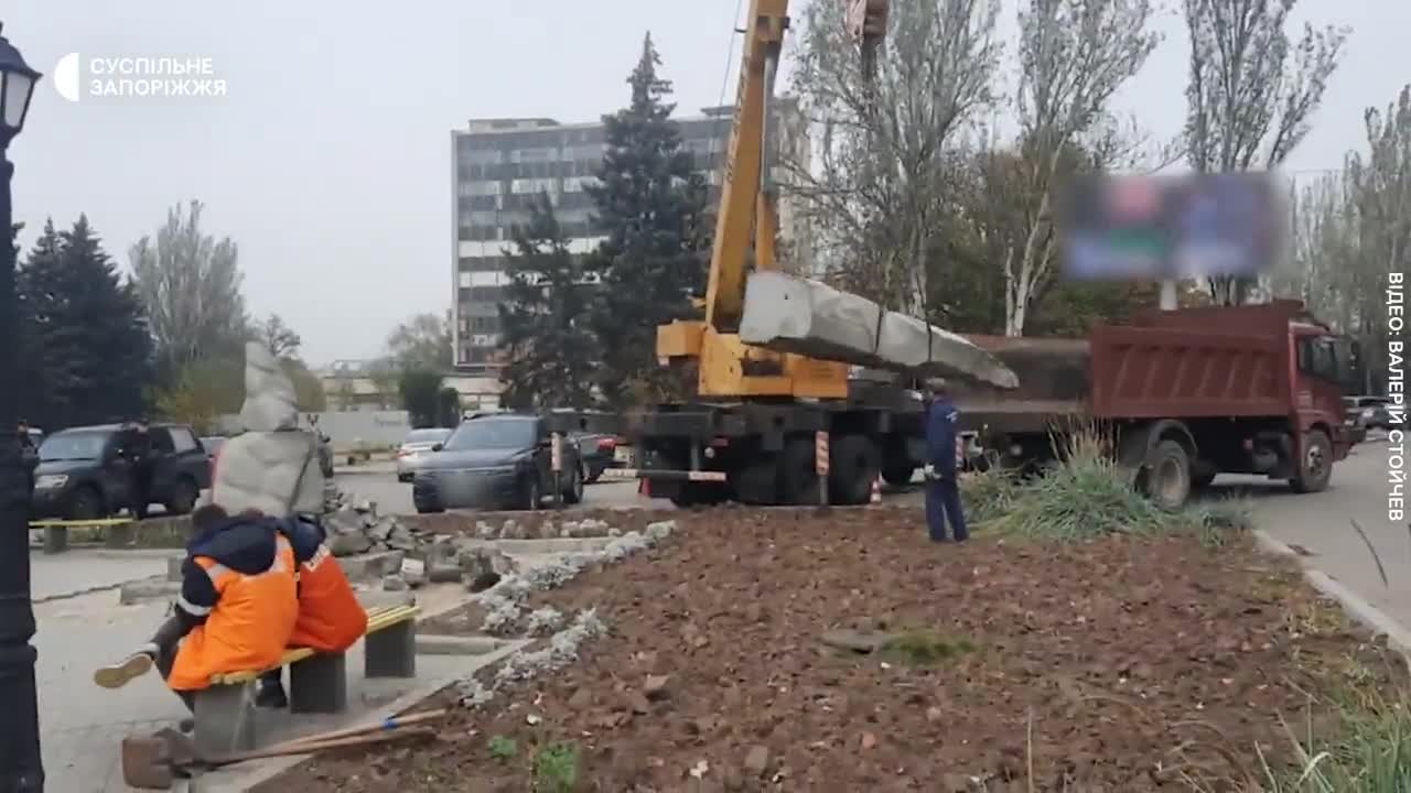 Дерусификация в Украине – в Запорожье демонтировали памятник российскому  поэту Александру Пушкину – видео | OBOZ.UA